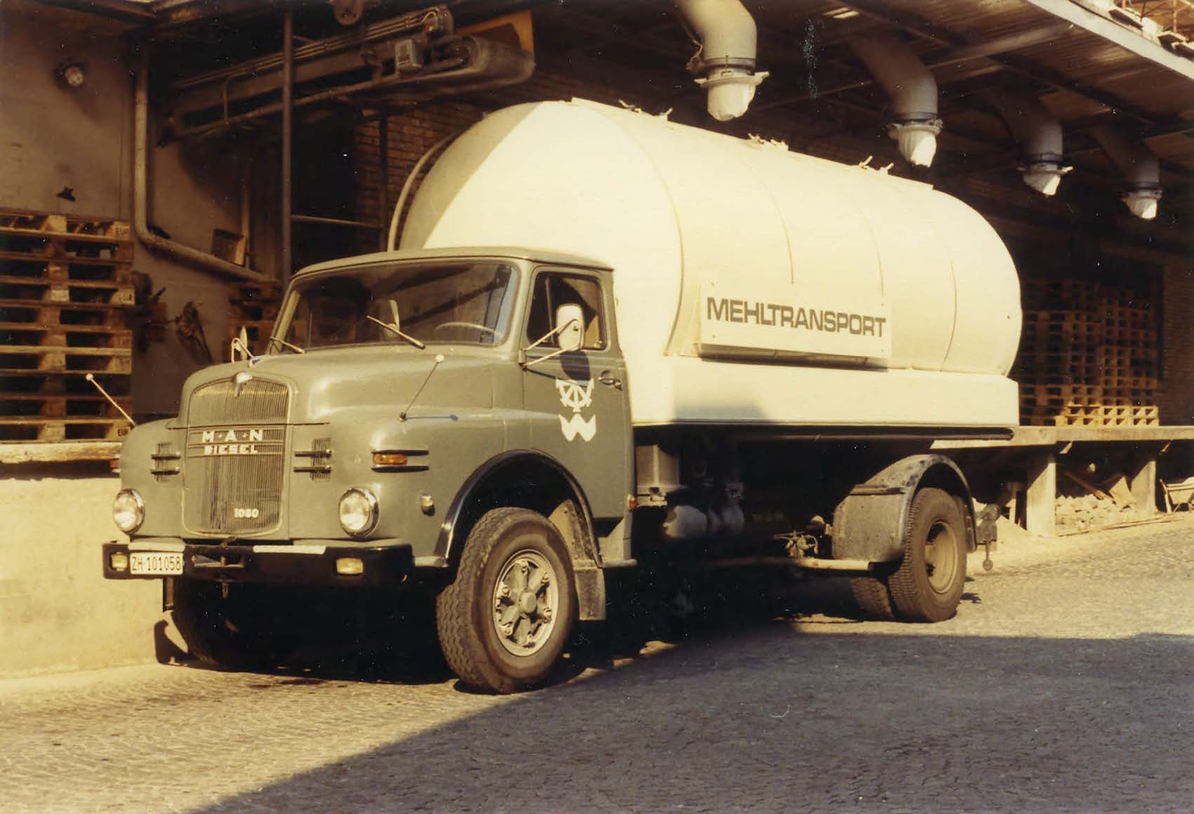 Erster Transport von unverpacktem Mehl aus der Mühle Tiefenbrunnen, 1964.