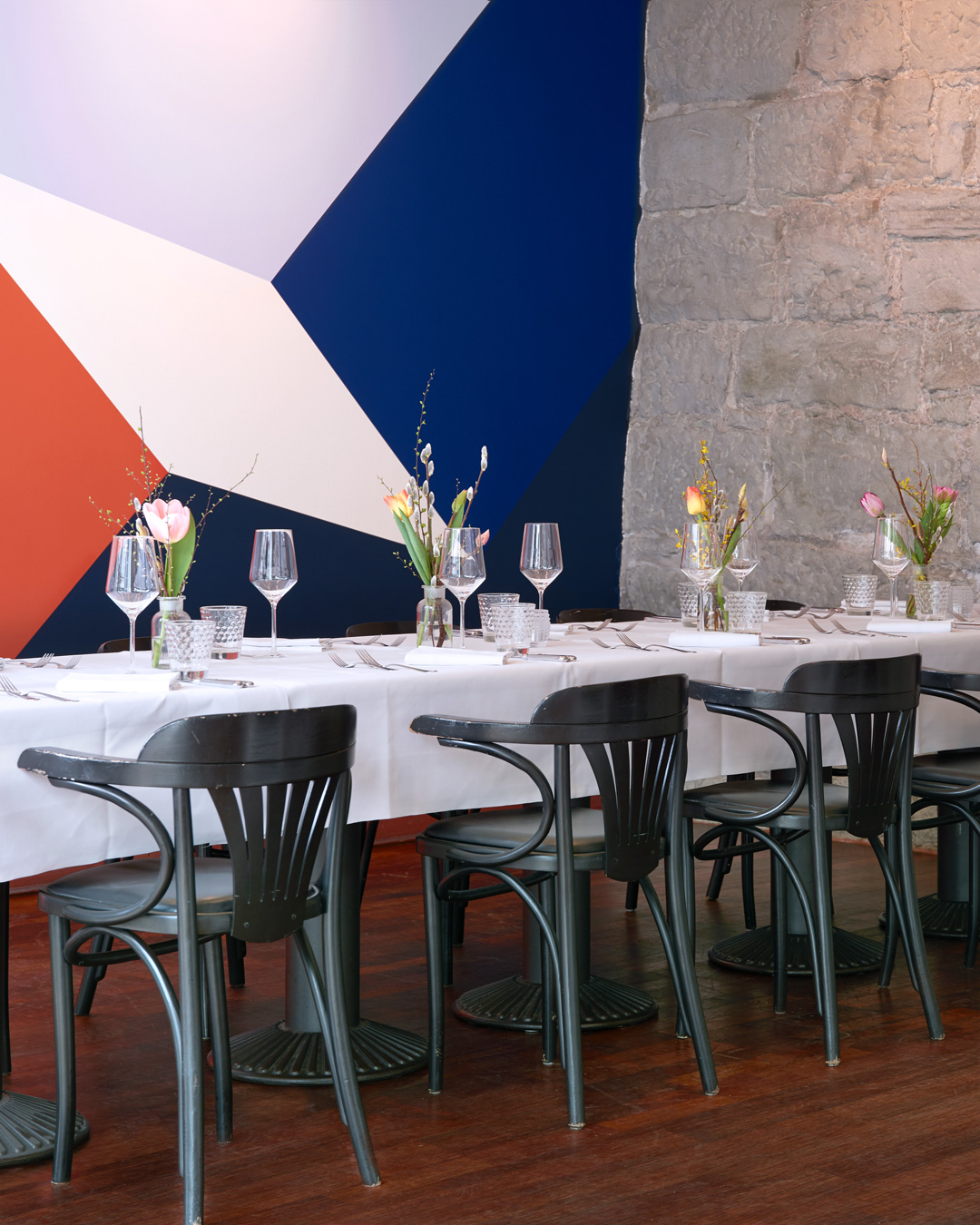 Mietraum Prive im Restaurant Blaue Ente mit Natursteinwand und gemütlicher Atmosphäre