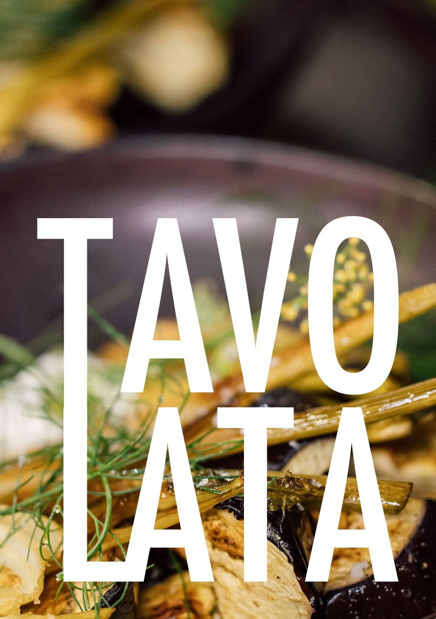 Schriftzug Tavolata in der Mühle, Hintergrund Teller mit Essen einer Tavolata